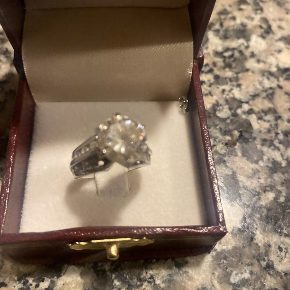 Beautiful Diamond ring - Picture 2 of 8
